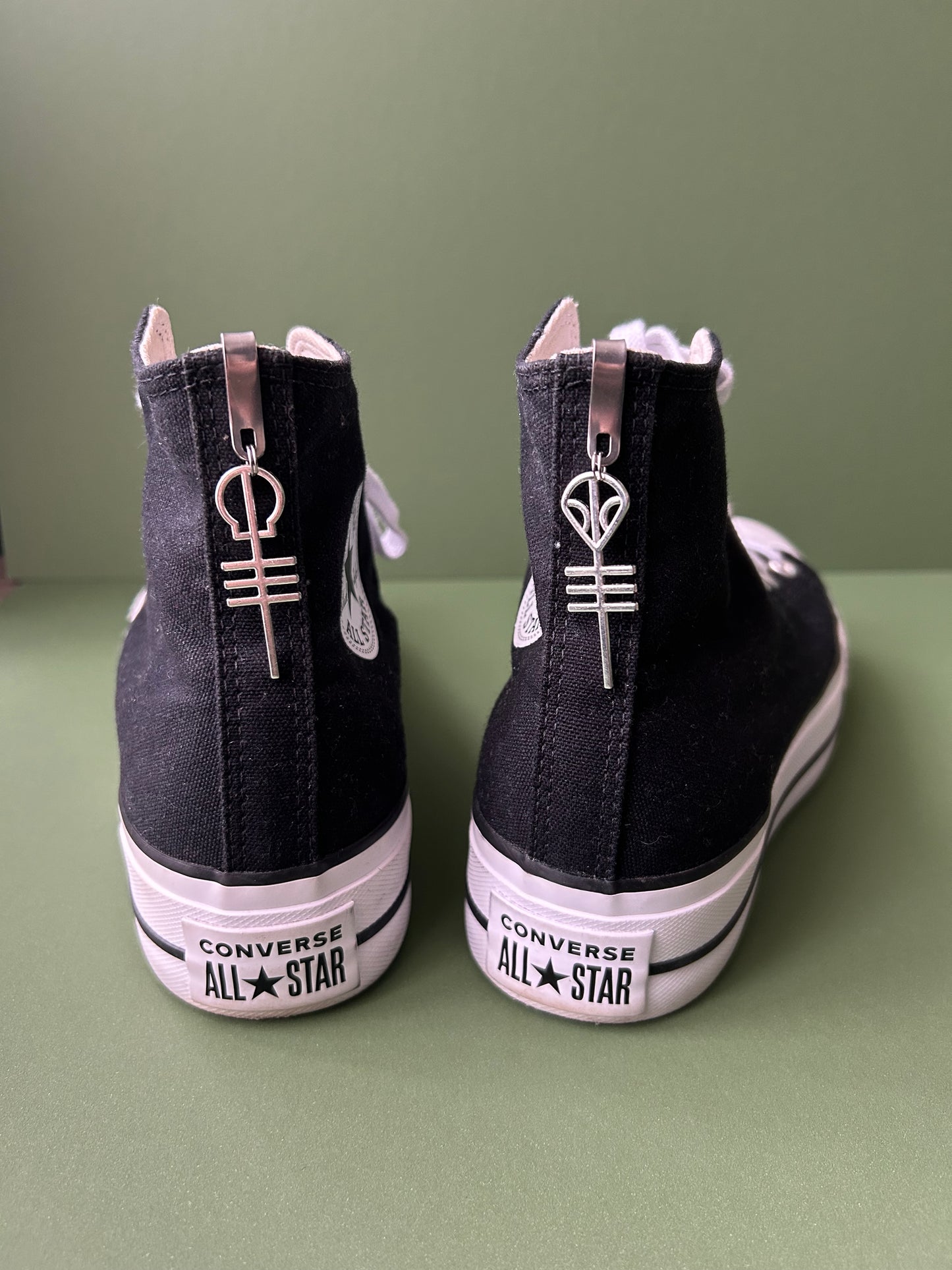 Pre order Tøp shoe charms