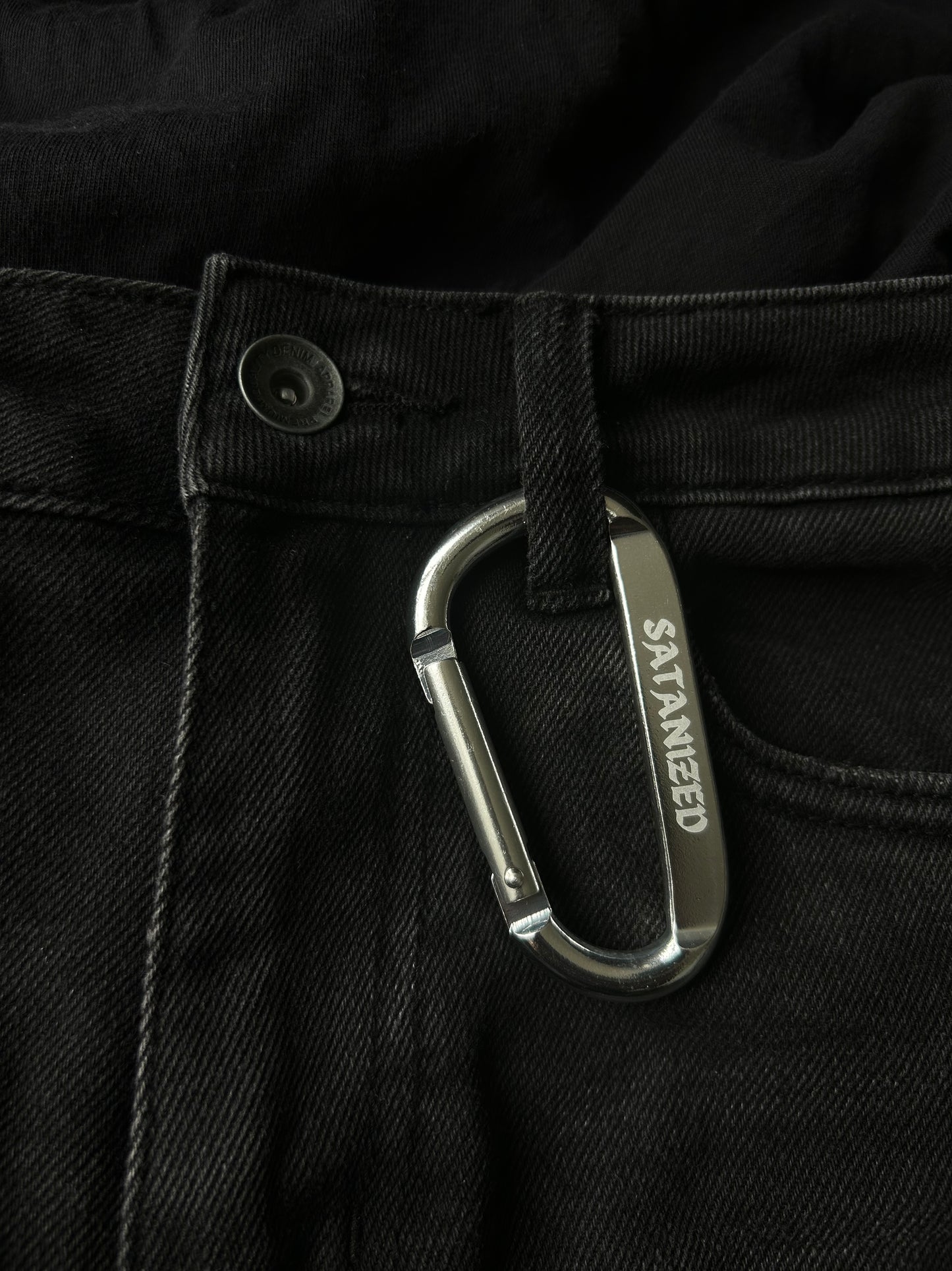 Satan carabiner