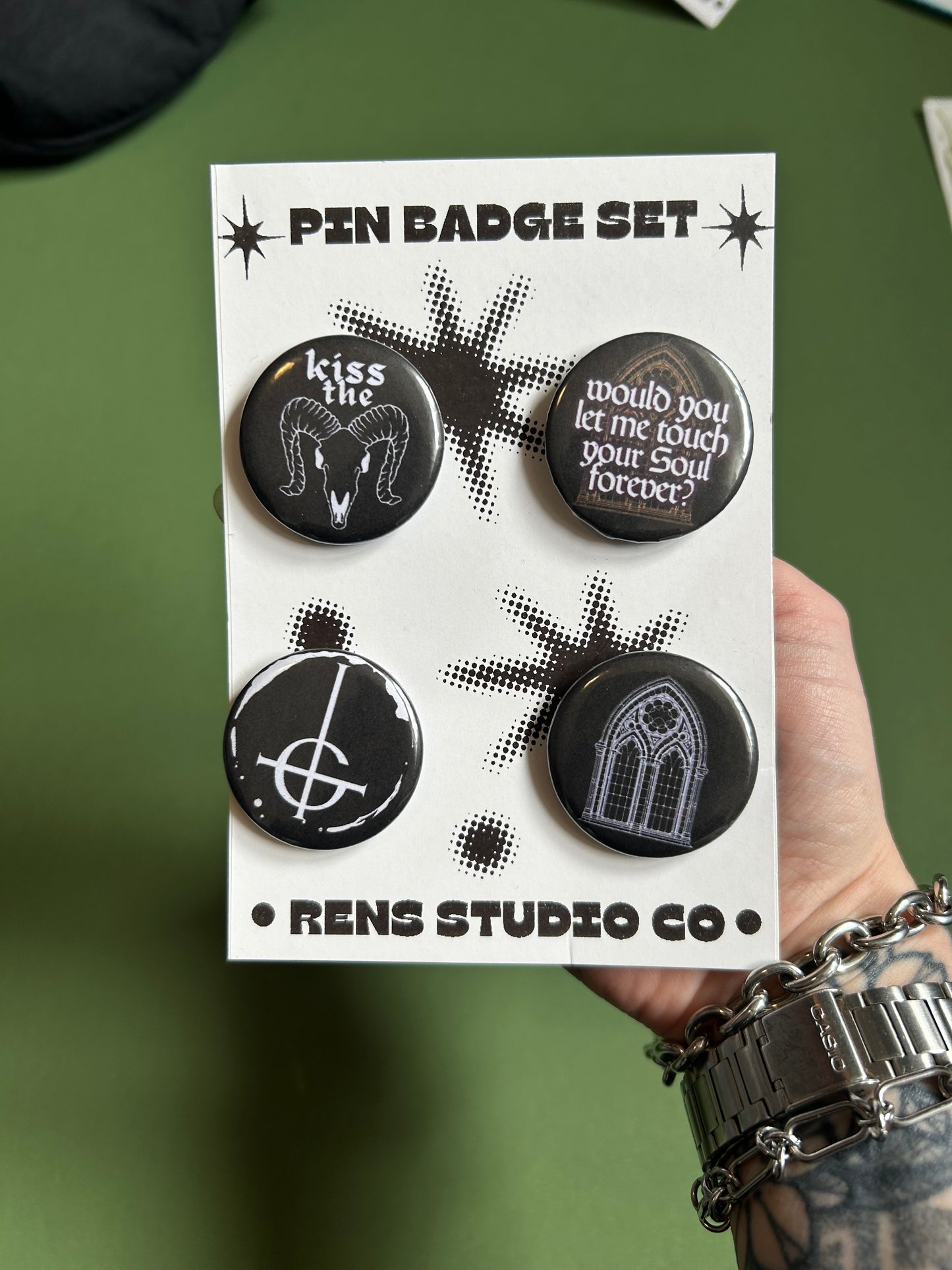 BADGE SET KISS THE GOAT