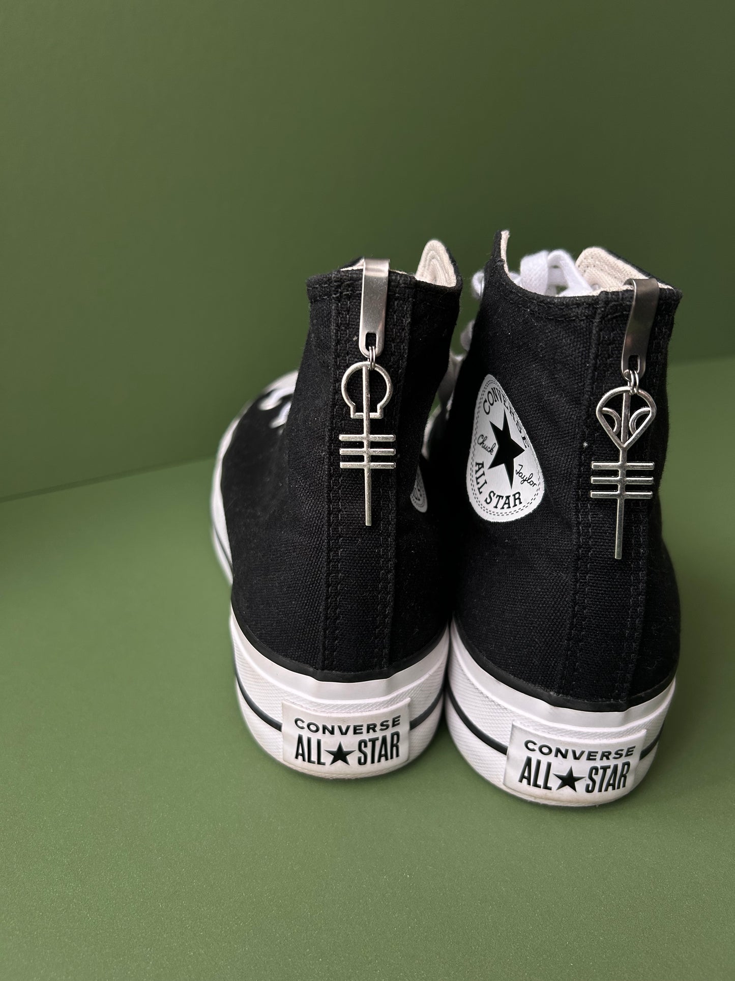 Pre order Tøp shoe charms