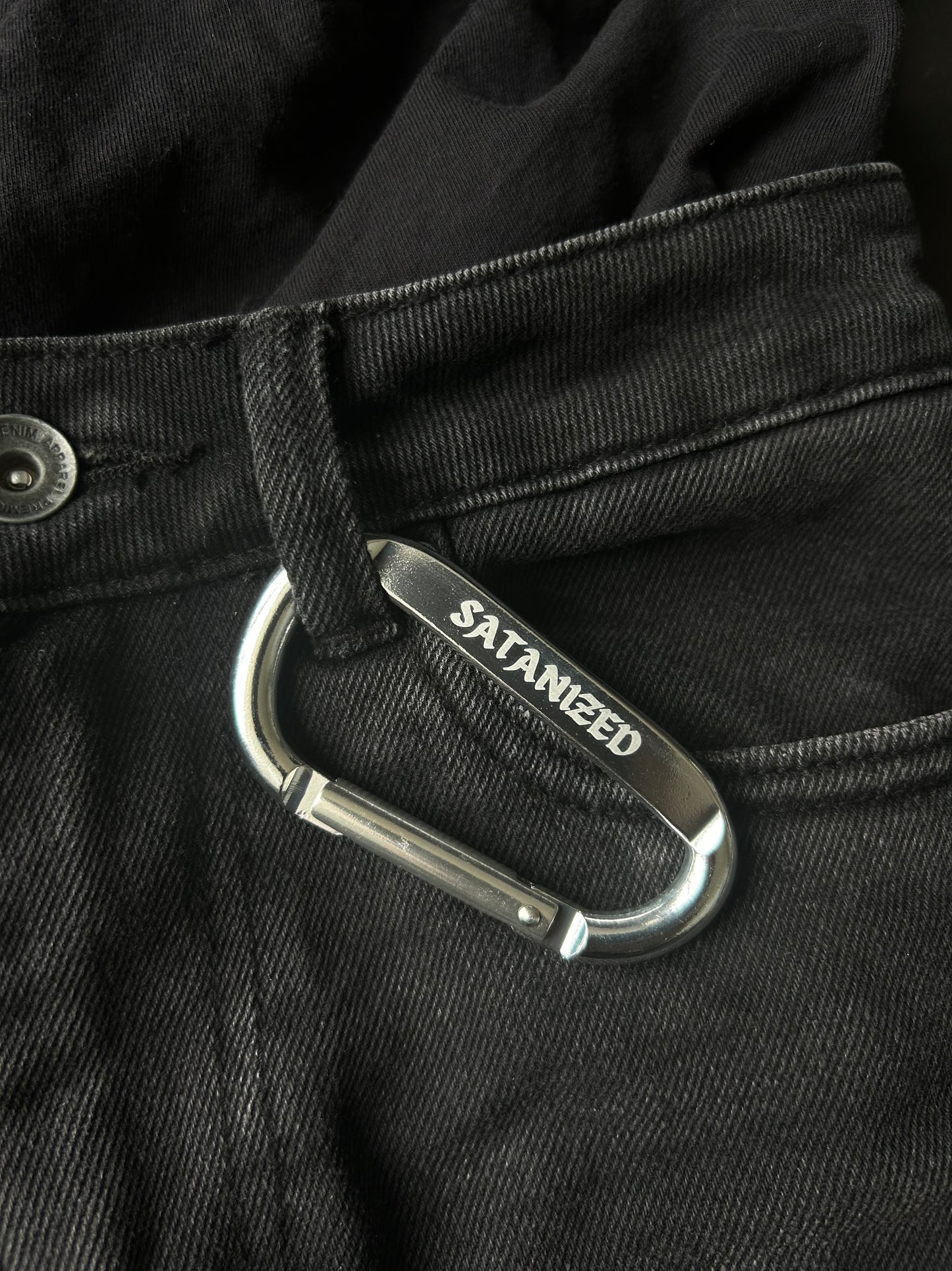 Satan carabiner