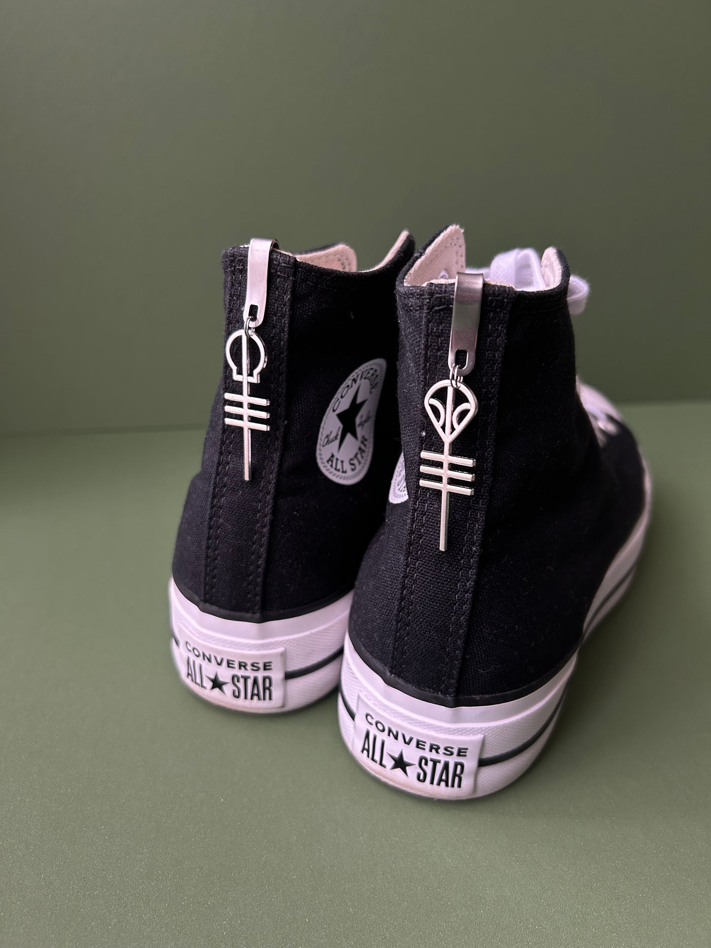Pre order Tøp shoe charms