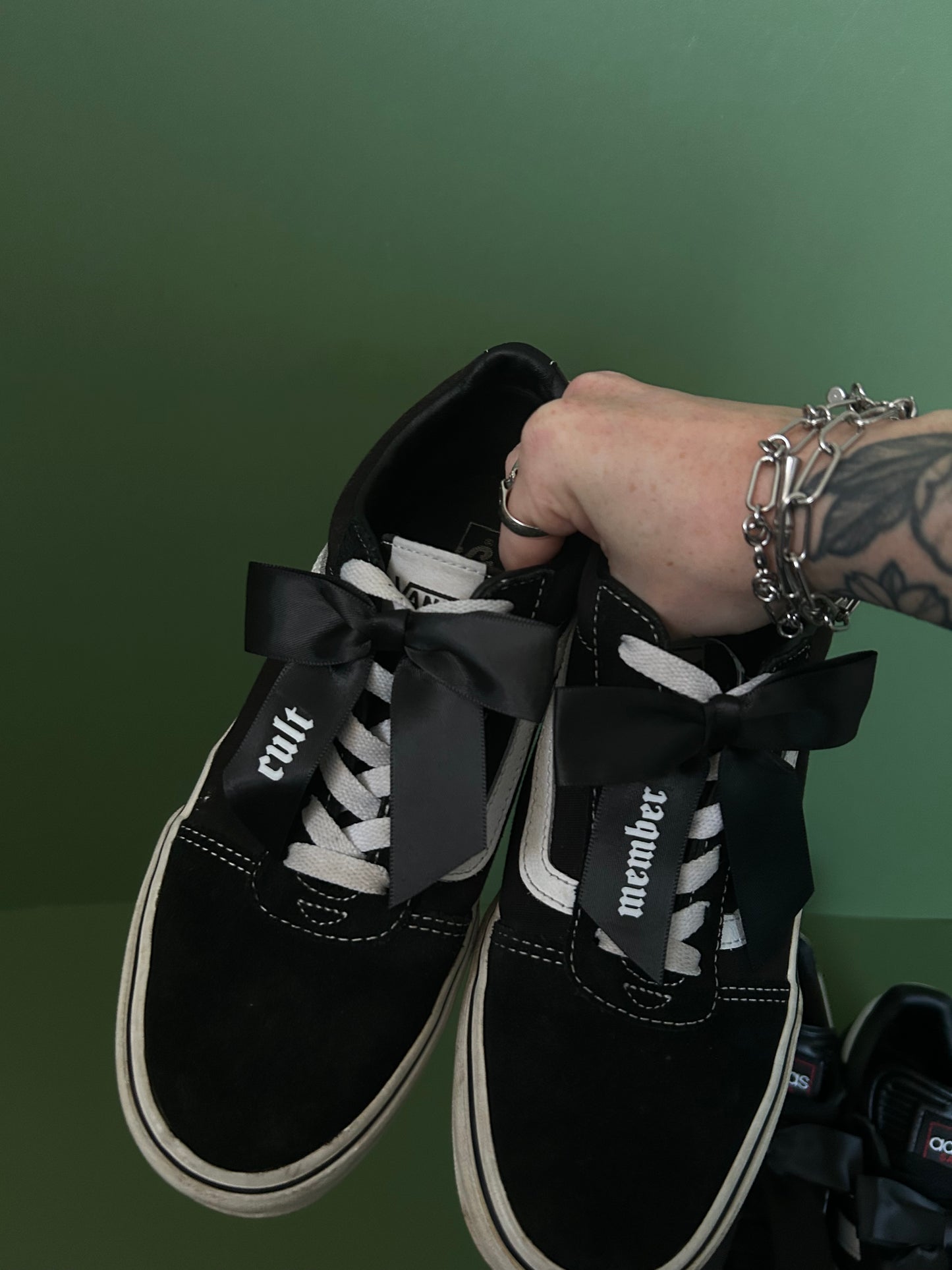 Cult Trainer bows