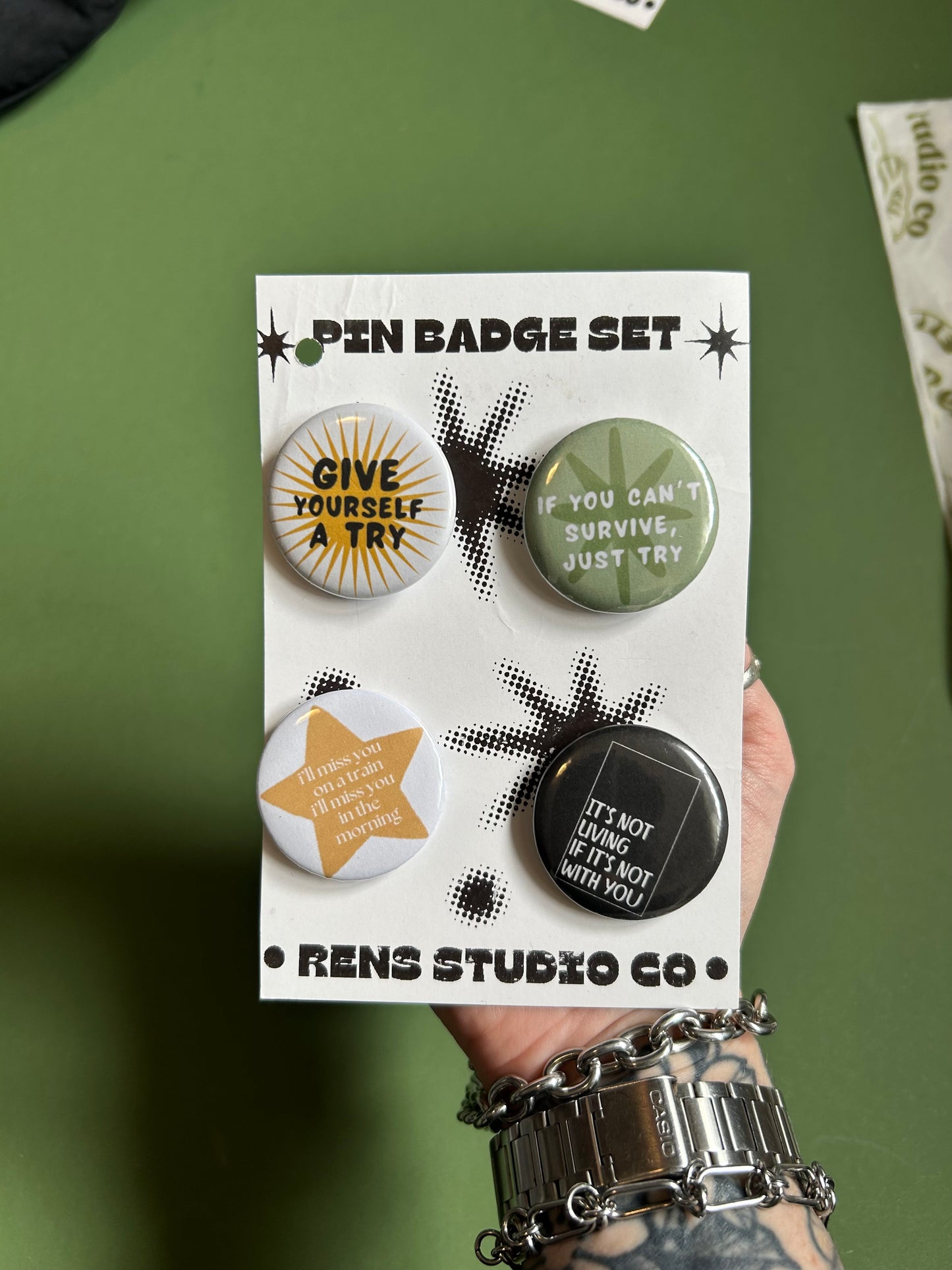 BADGE SET ITS NOT LIVING