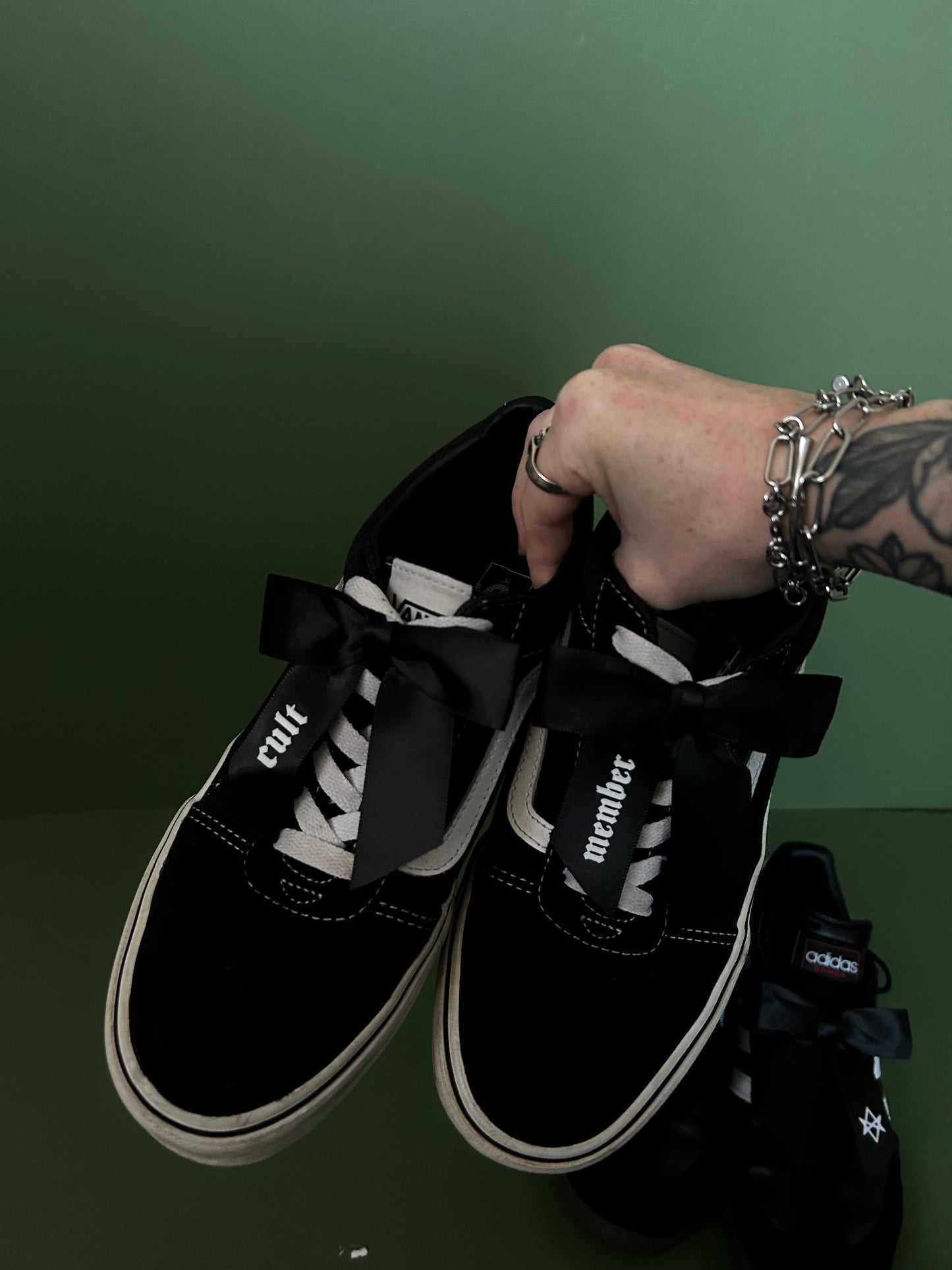 Cult Trainer bows