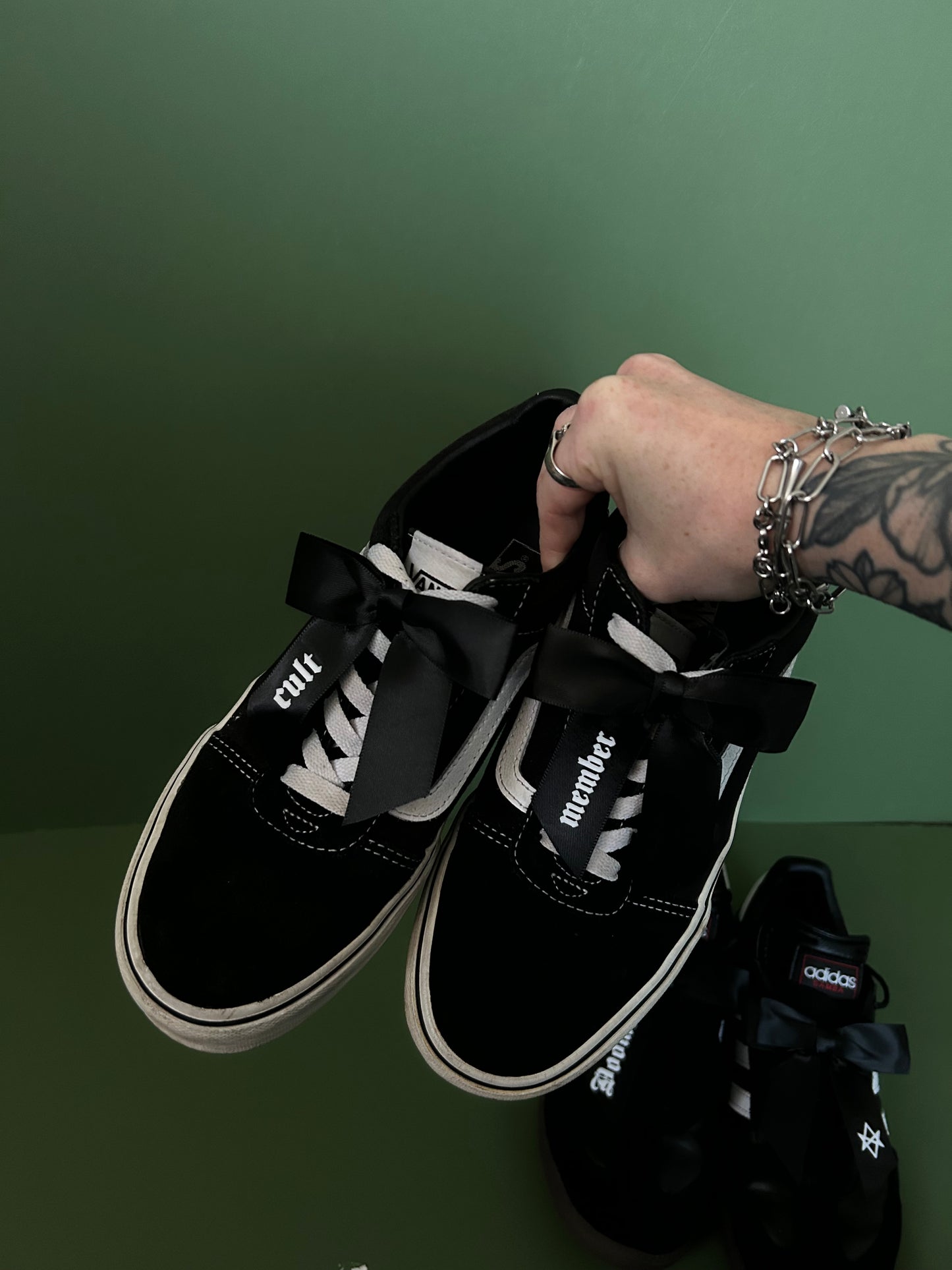 Cult Trainer bows
