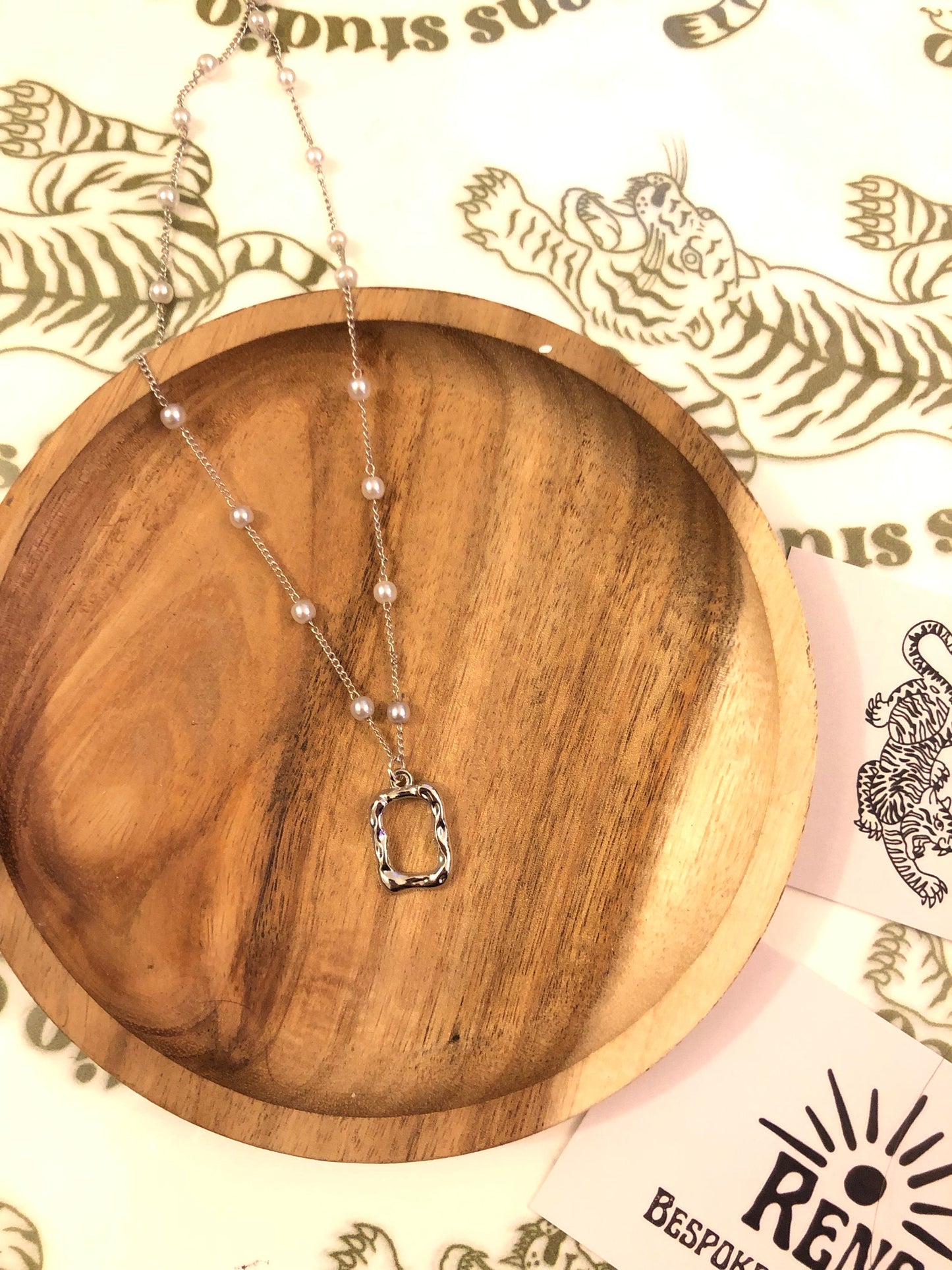 The 1975 box necklace |  silver pearl necklace with waved box